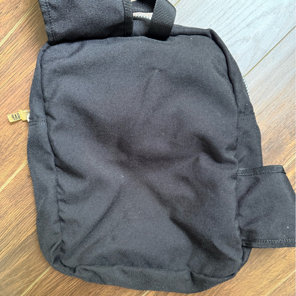 GAP sling bag with Velcro wide adjustable strap. Very comfortable to wear. - Picture 5 of 7